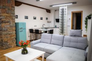 - un salon avec un canapé et une table dans l'établissement 9b The Appartments, à Trieste