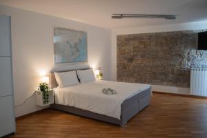 una camera con letto e muro di mattoni di 9b The Appartments a Trieste