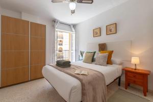 Un dormitorio con una cama grande y una ventana en Apartamento Fuengirola beach, en Fuengirola