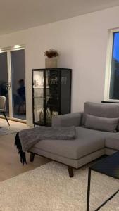 uma sala de estar com um sofá e uma mesa em Villa Valjensa em Sölvesborg