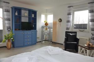 een slaapkamer met een blauwe kast en een bed bij Villa Monika App 7 in Sassnitz