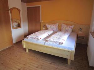 uma cama num quarto com duas almofadas em Haus Brunner em Grafenhausen