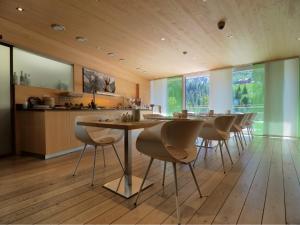 - une salle à manger avec une table et des chaises dans l'établissement Aparthotel Alpinresort Damüls, à Damüls