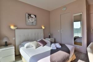 Postel nebo postele na pokoji v ubytování Hotel Le Golfe Bleu