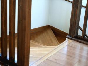Habitación vacía con suelo de madera y escaleras en Jadan House, en Furano