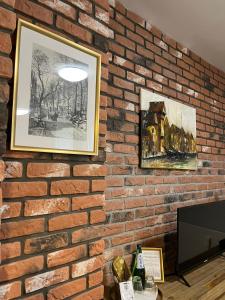 un muro di mattoni con due immagini sopra di Old Gdansk No 8 a Danzica
