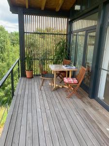 A balcony or terrace at Casa din livada de nuci