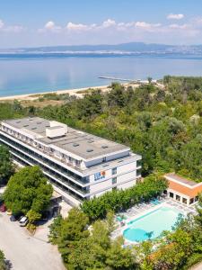 een luchtzicht op een hotel met een zwembad bij Sun Beach Hotel in Agia Triada