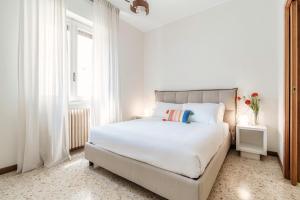 Mulino Nuovo by Quokka 360 - spacious apartment on the Swiss border في كومو: غرفة نوم بيضاء مع سرير أبيض ونافذة