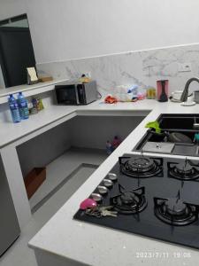 una cucina con piano cottura e piano di lavoro di A 7 Villa a Quartier Militaire
