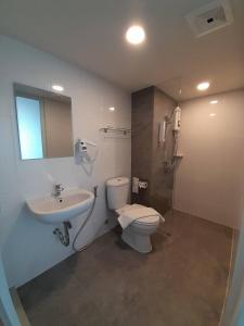 La salle de bains est pourvue de toilettes et d'un lavabo. dans l'établissement วัน บัดเจท เชียงราย เชียงแสน One Budget Chiangrai Chiangsaen, à Ban Lan Dok Mai