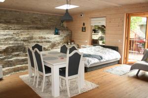 um quarto com uma mesa, cadeiras e uma cama em Natura Sauna em Laulasmaa