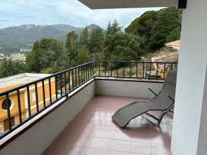 a chair sitting on a balcony with a view at Suite en estancia maravillosa y romántica ideal parejas in Pineda de Mar