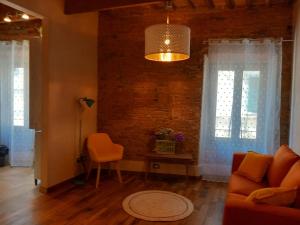 uma sala de estar com um sofá e uma cadeira em Casa Clery, stile toscano, vicino a firenze em Montelupo Fiorentino