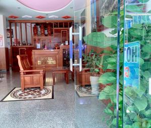 una habitación con una silla y plantas en una tienda en Gia Hoang Hotel, en Quy Nhon