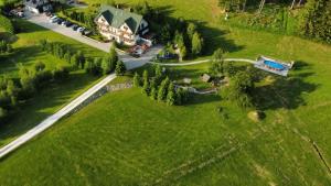 - une vue aérienne sur une grande maison avec une cour dans l'établissement Gościniec Janowa Góra, à Stronie Śląskie