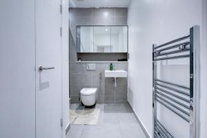 Statera Apartments - City Terraces في لندن: حمام مع مرحاض ومغسلة