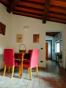 comedor con mesa y sillas rojas en casadipaola, en Gambassi Terme