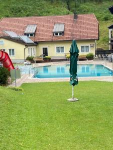 Bazén v ubytovaní Ferienwohnung im Nationalpark Gesäuse alebo v jeho blízkosti