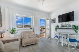 uma sala de estar com um sofá e uma mesa em Bela Vista Burgau em Burgau