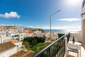 - un balcon offrant une vue sur l'océan dans l'établissement Bela Vista Burgau, à Burgau