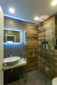 uma casa de banho com um lavatório e um chuveiro em ComfortMe em Sófia