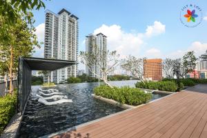 un ponte su un fiume in una città con edifici alti di The Pano @ Jalan Ipoh by Lily and Loft a Kuala Lumpur