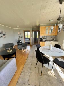 ein Wohnzimmer mit einem Tisch und Stühlen in der Unterkunft Summer house - Fíflholt in Hvolsvöllur