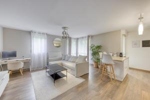 a living room with a couch and a table at Lumineux 3 pièces Paris / Disney in Champs-Sur-Marne +10 photos