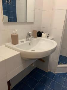 シラクーサにあるSognando Ortigiaのバスルーム(白い洗面台、鏡付)
