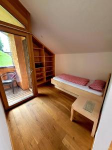 um pequeno quarto com uma cama e uma janela em Hotel Alpenrose Ebnit em Dornbirn