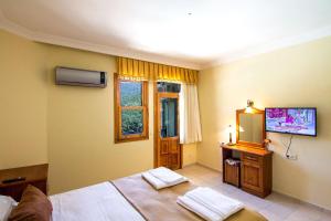 TV a/nebo společenská místnost v ubytování Yeşilkaya Hotel