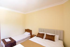 Postel nebo postele na pokoji v ubytování Yeşilkaya Hotel