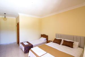 Postel nebo postele na pokoji v ubytování Yeşilkaya Hotel