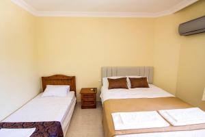 Postel nebo postele na pokoji v ubytování Yeşilkaya Hotel