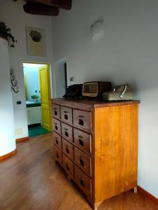 Habitación con tocador de madera y teléfono. en casadipaola, en Gambassi Terme