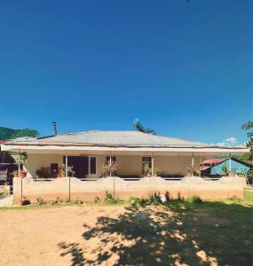 una casa con una valla delante de ella en Agro Guest House Tsiskari in Machakhela en Khelvach'auri
