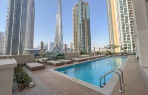 Bazén v ubytování Maison Privee - Luxury 2Bedroom with Burj Khalifa & Fountain Views nebo v jeho okolí