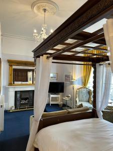 ein Schlafzimmer mit einem Bett und ein Wohnzimmer in der Unterkunft Blue Sky Guest House in Brighton & Hove