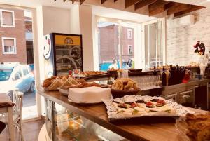 uma cozinha com um balcão com pão e pastelaria em Loft Torlonia em Roma