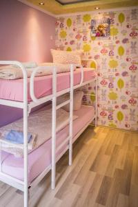 een kamer voor meisjes met 2 stapelbedden bij Hostel & Hotel Braunlage in Braunlage