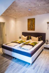 um quarto com uma cama grande num quarto em Hostel & Hotel Braunlage em Braunlage