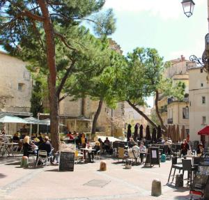 مطعم أو مكان آخر لتناول الطعام في Gîte de l’Ancien Puits