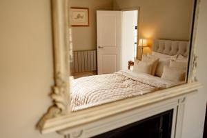 的住宿－Verandah Cottage B&B，卧室内床的镜子反射