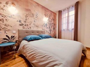 سرير أو أسرّة في غرفة في Gîte de l’Ancien Puits