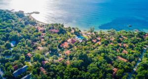 uma vista aérea de uma casa numa colina junto à água em Green Bay Phu Quoc Resort & Spa em Duong Dong