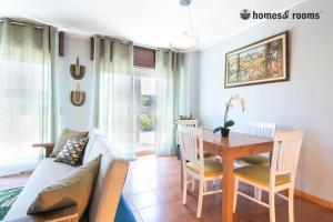 sala de estar con mesa y sofá en CASA COMPLETA EN SANTIAGO, HASTA 9 HUÉSPEDES, en Santiago de Compostela