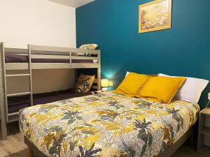 sypialnia z łóżkiem i łóżkiem piętrowym w obiekcie Auberge des Plaines - Appartements avec terrasse w mieście Arles