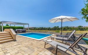 Lotus Villas Resort内部或周边的泳池