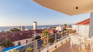 uma varanda com vista para o mar e para os edifícios em Alpha Sunsets em Cidade do Cabo